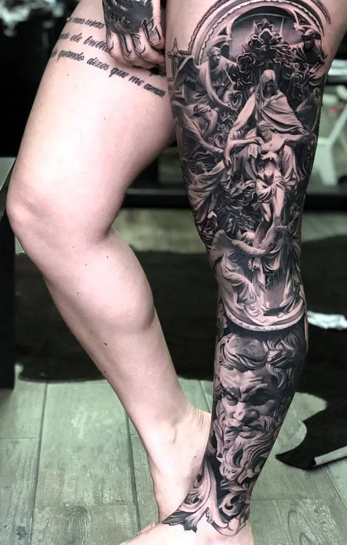 Татуировки с флоральными мотивами на ноге