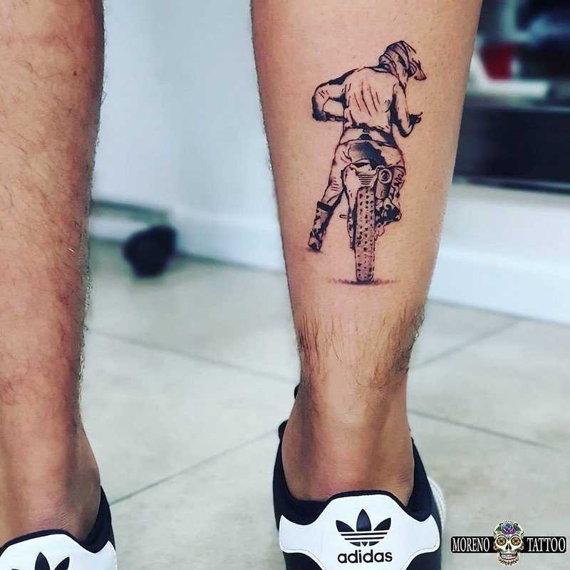 Мужчины и татуировки на ноге